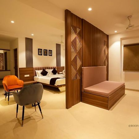 Hotel Veesons Executive Szolápur Kültér fotó