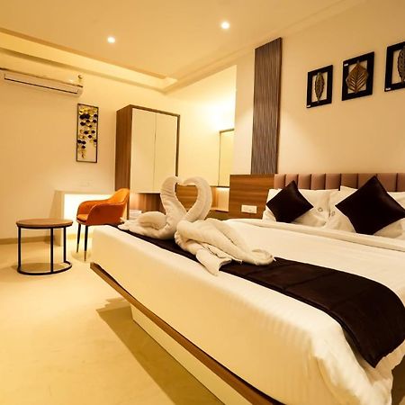 Hotel Veesons Executive Szolápur Kültér fotó