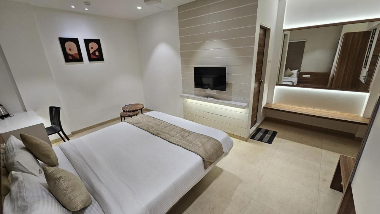Hotel Veesons Executive Szolápur Kültér fotó