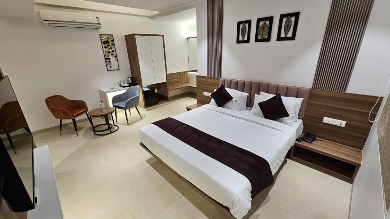Hotel Veesons Executive Szolápur Kültér fotó
