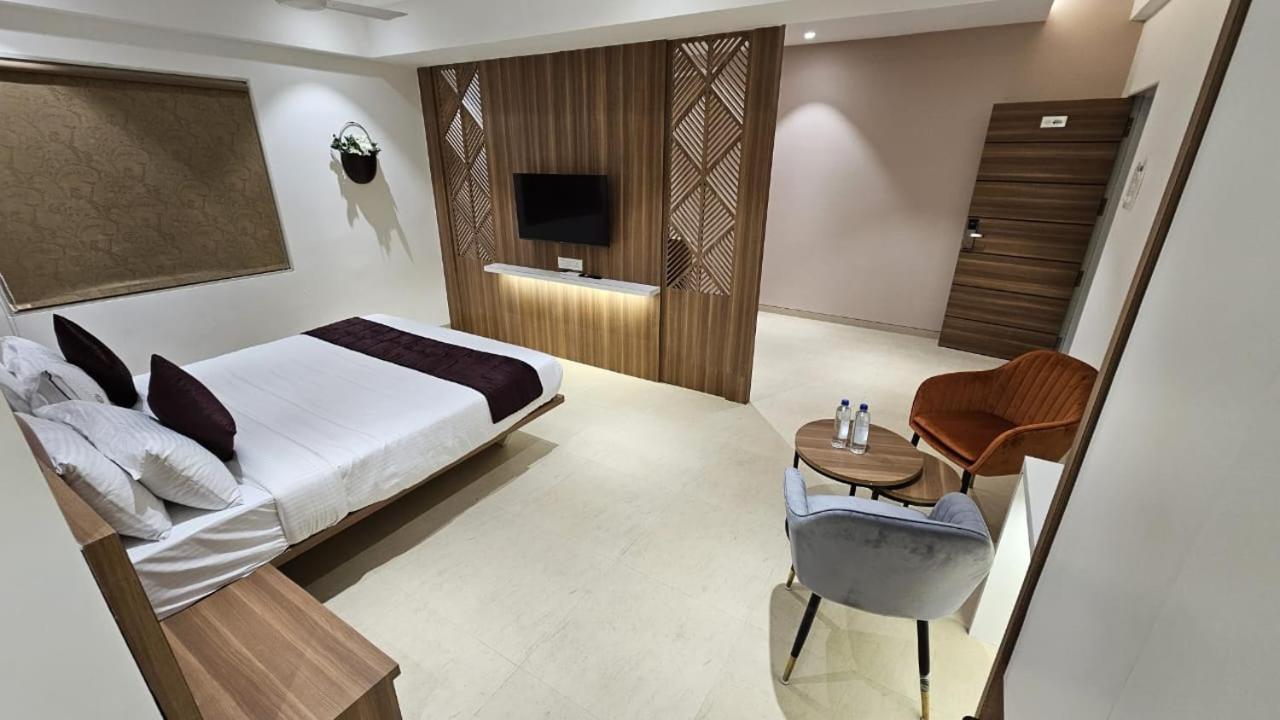 Hotel Veesons Executive Szolápur Kültér fotó