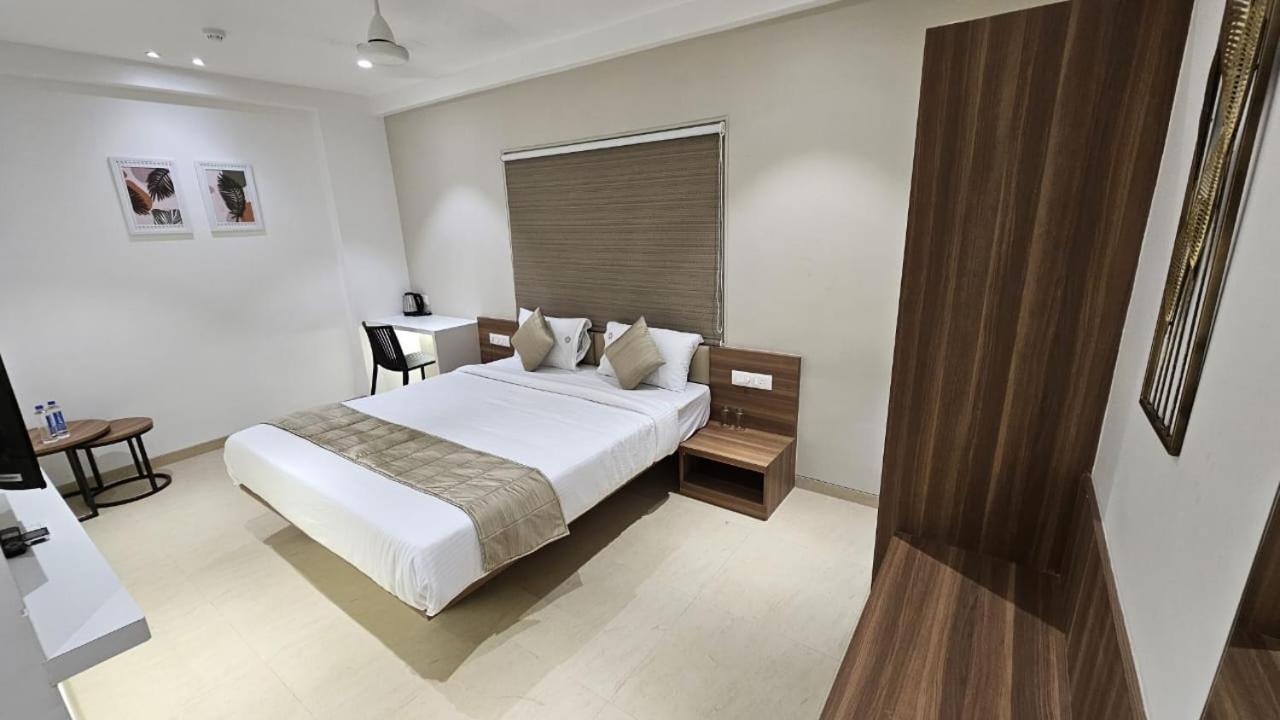 Hotel Veesons Executive Szolápur Kültér fotó