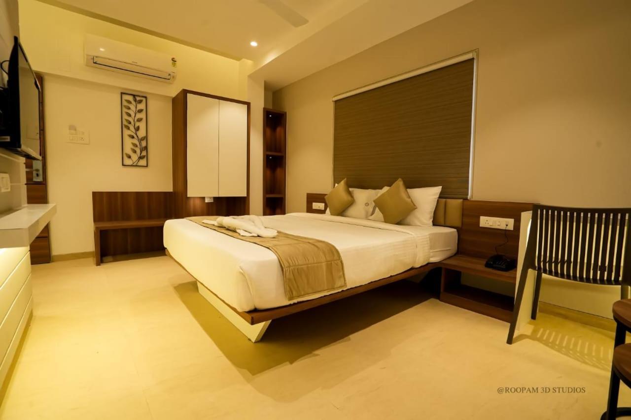 Hotel Veesons Executive Szolápur Kültér fotó