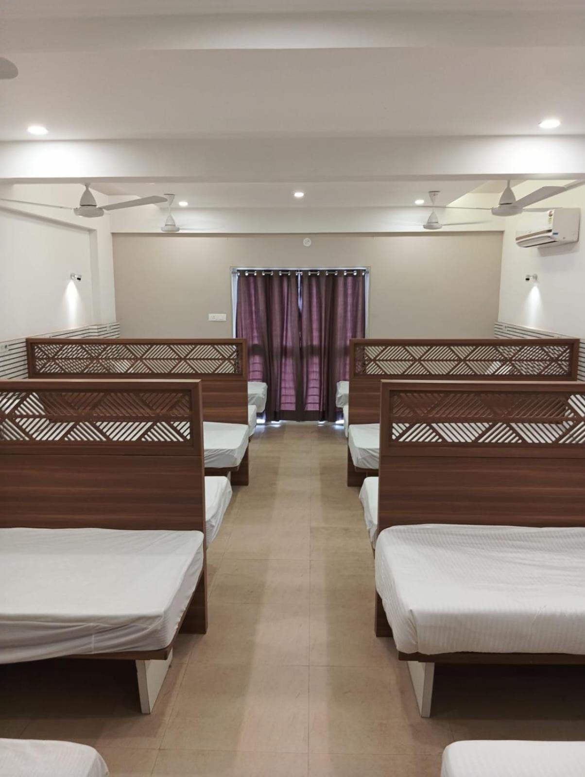 Hotel Veesons Executive Szolápur Kültér fotó