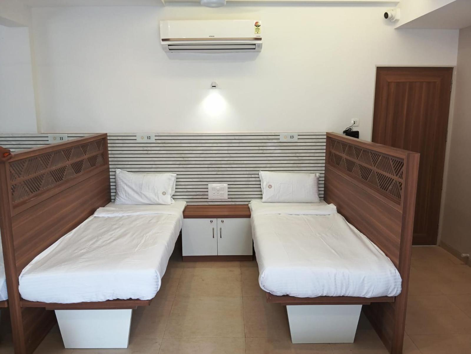 Hotel Veesons Executive Szolápur Kültér fotó
