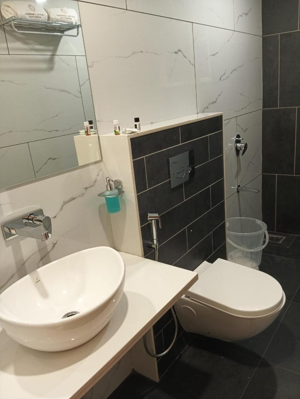 Hotel Veesons Executive Szolápur Kültér fotó