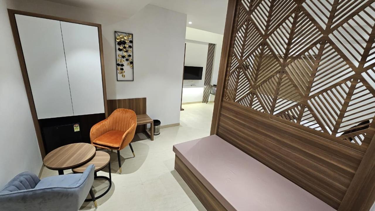Hotel Veesons Executive Szolápur Kültér fotó