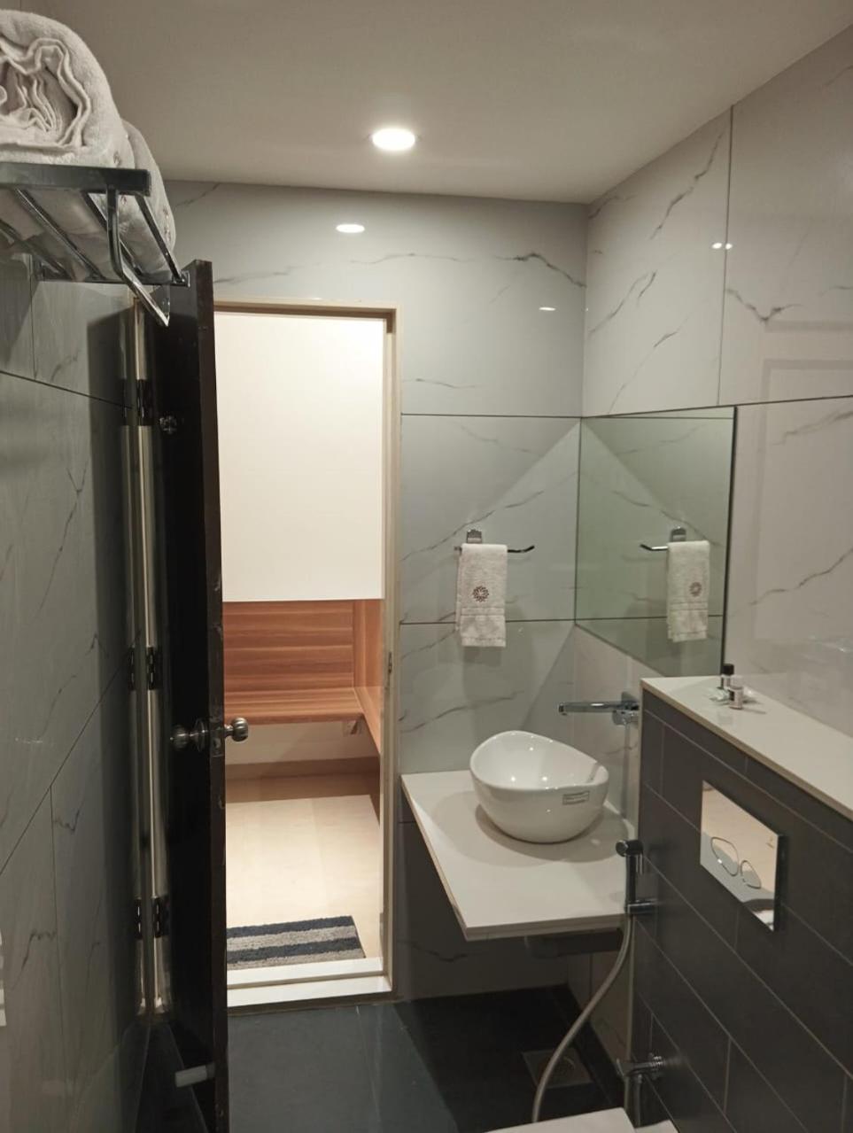 Hotel Veesons Executive Szolápur Kültér fotó