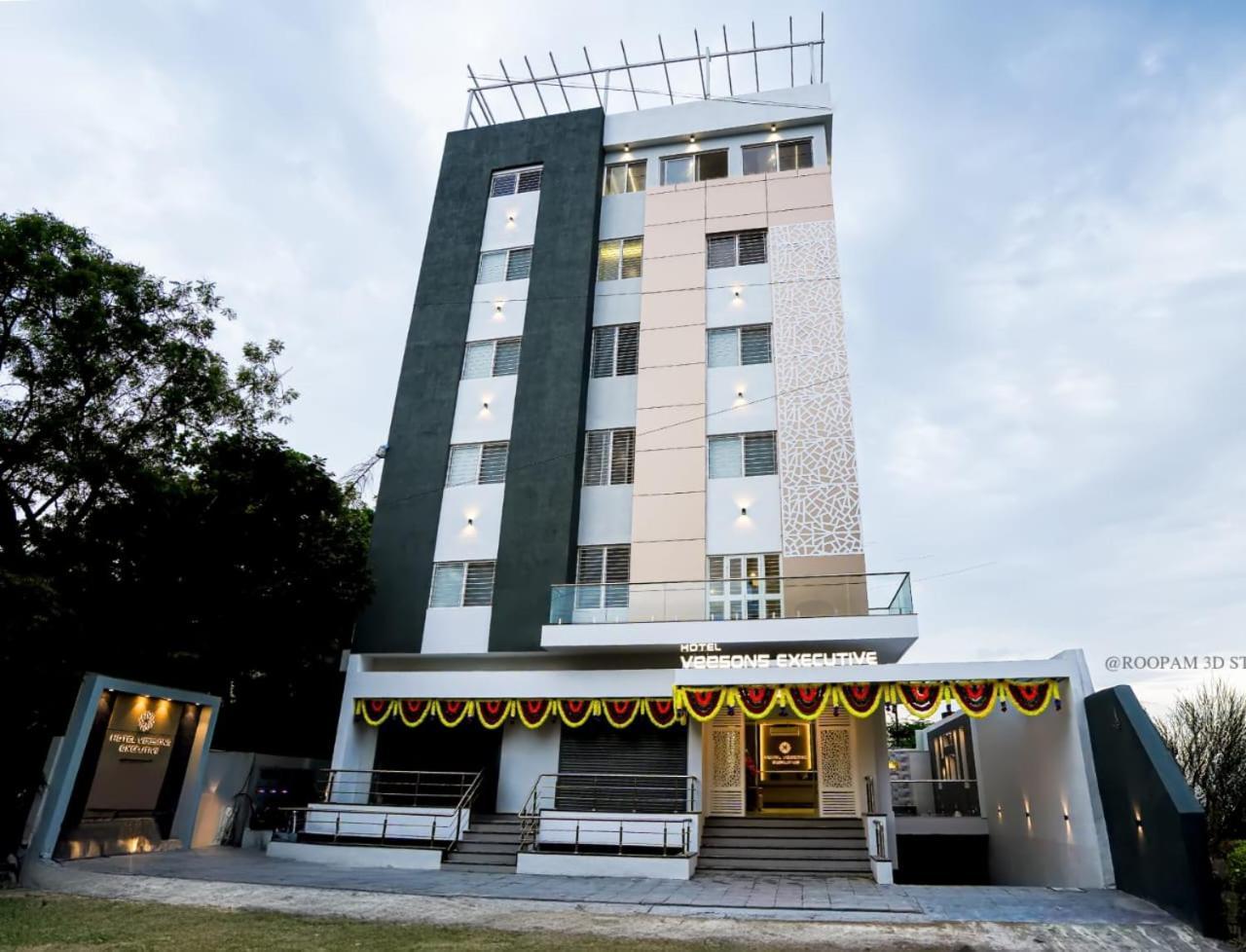 Hotel Veesons Executive Szolápur Kültér fotó